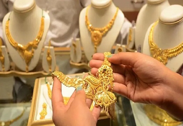 Gold loses shine due to lack of demand, price reaches two-month low
